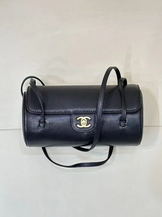 Classic CHANEL Bag: A Stylish and Versatile Choice for Elegance - Picture 3 of 6